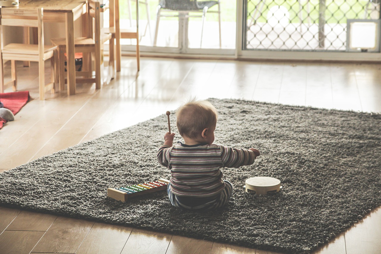 Enfant jouant de la musique